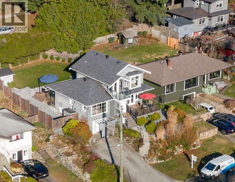 506 TEMPE CRESCENT, North Vancouver