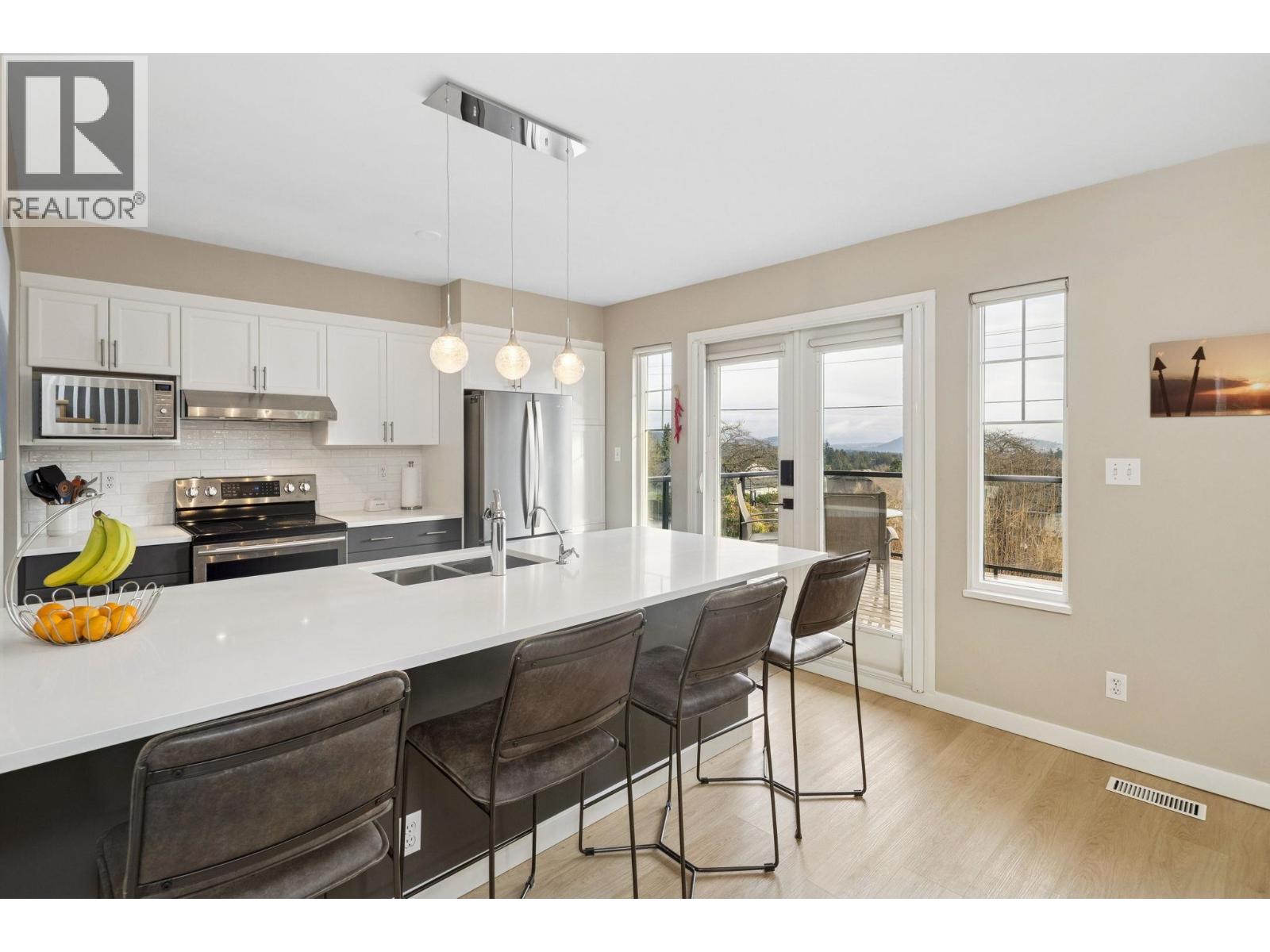 506 TEMPE CRESCENT, North Vancouver