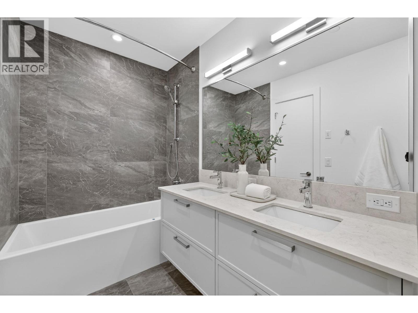 713 3340 Lakeshore Road, Kelowna