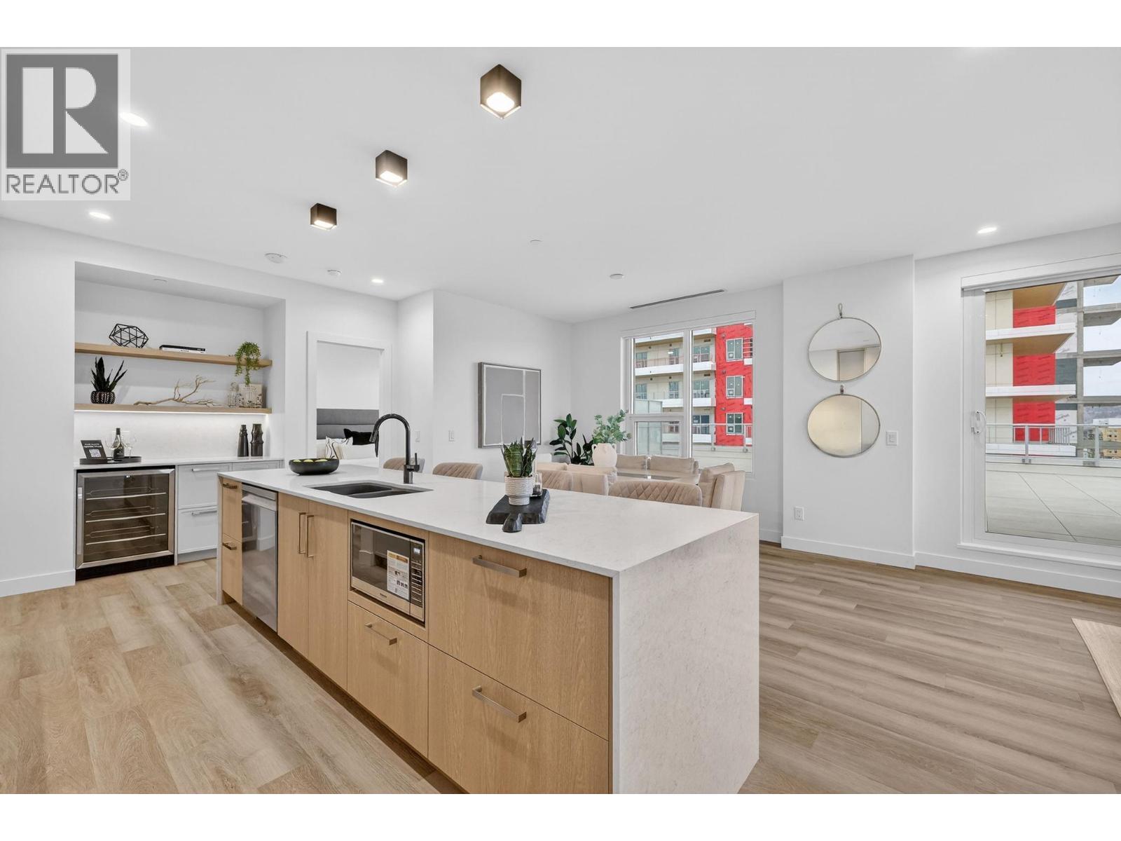 713 3340 Lakeshore Road, Kelowna