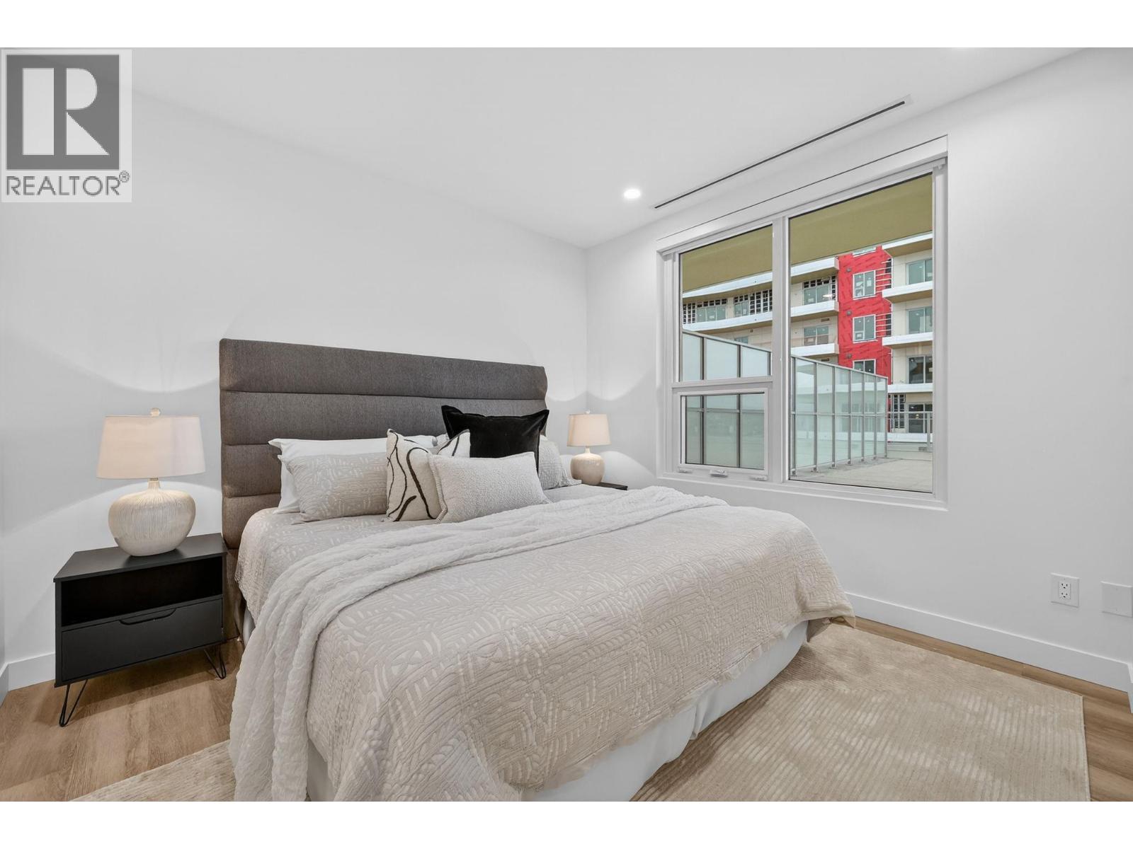 #713 3340 Lakeshore Road - 28