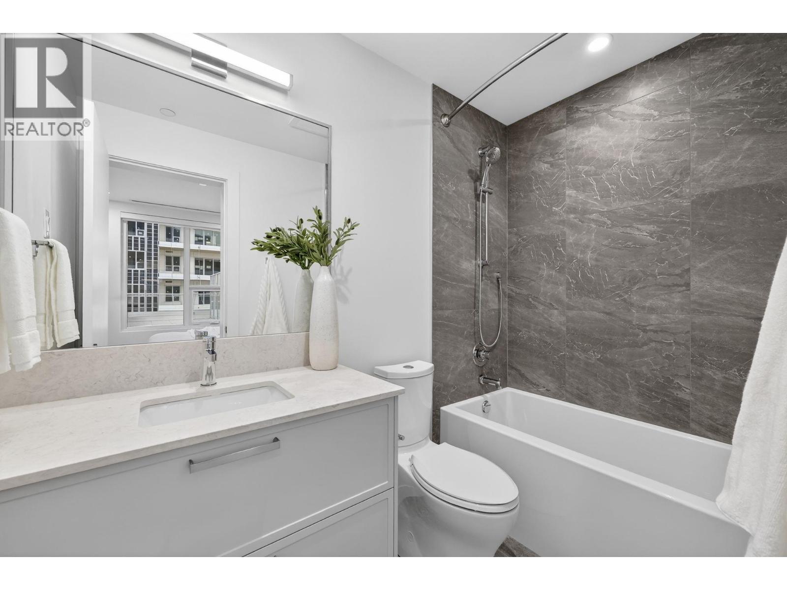 713 3340 Lakeshore Road, Kelowna