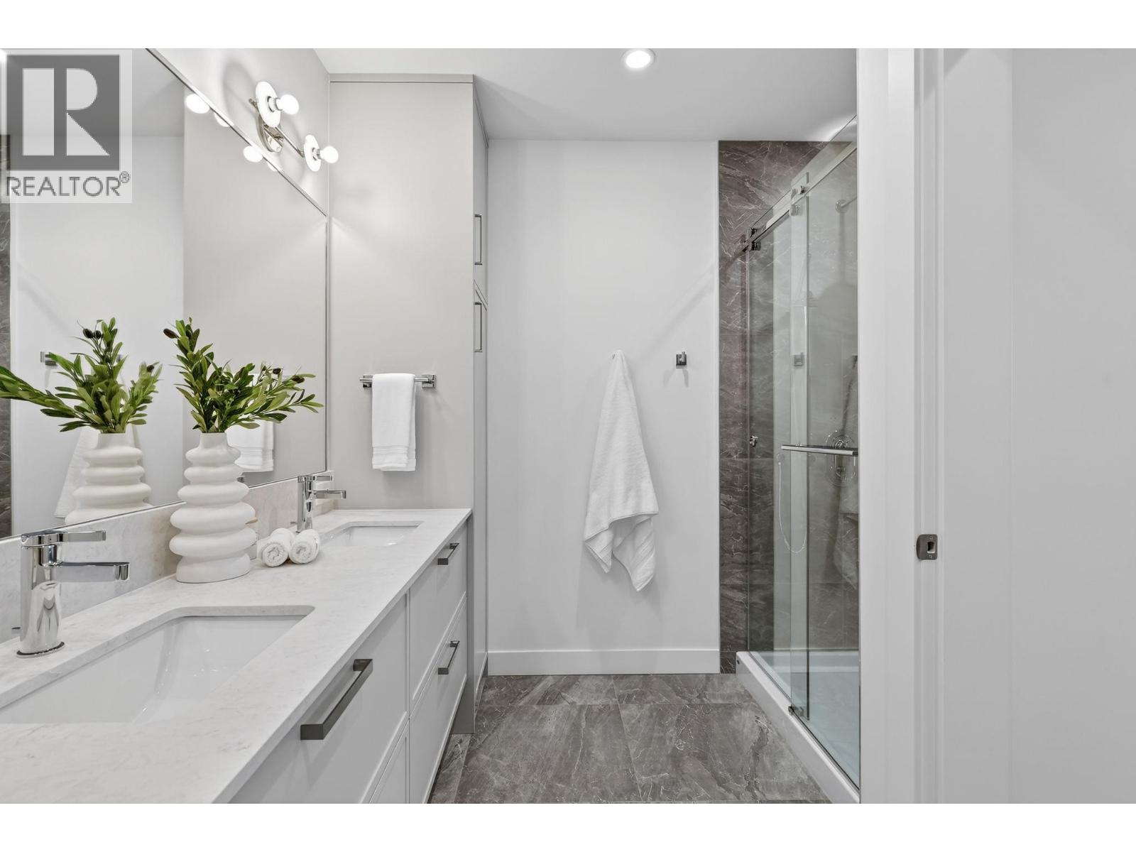 #713 3340 Lakeshore Road - 26