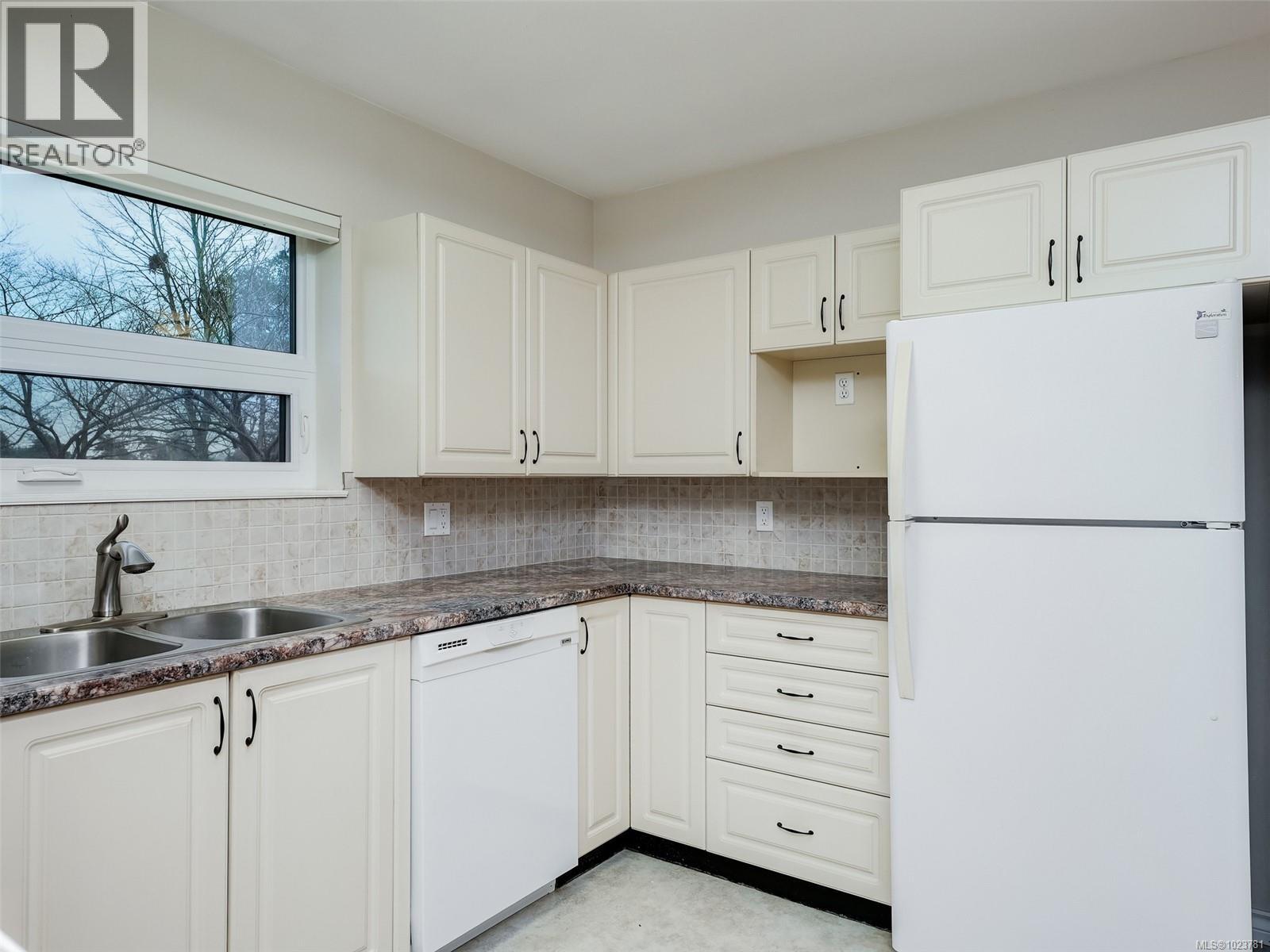 2 1473 Garnet Road, Saanich