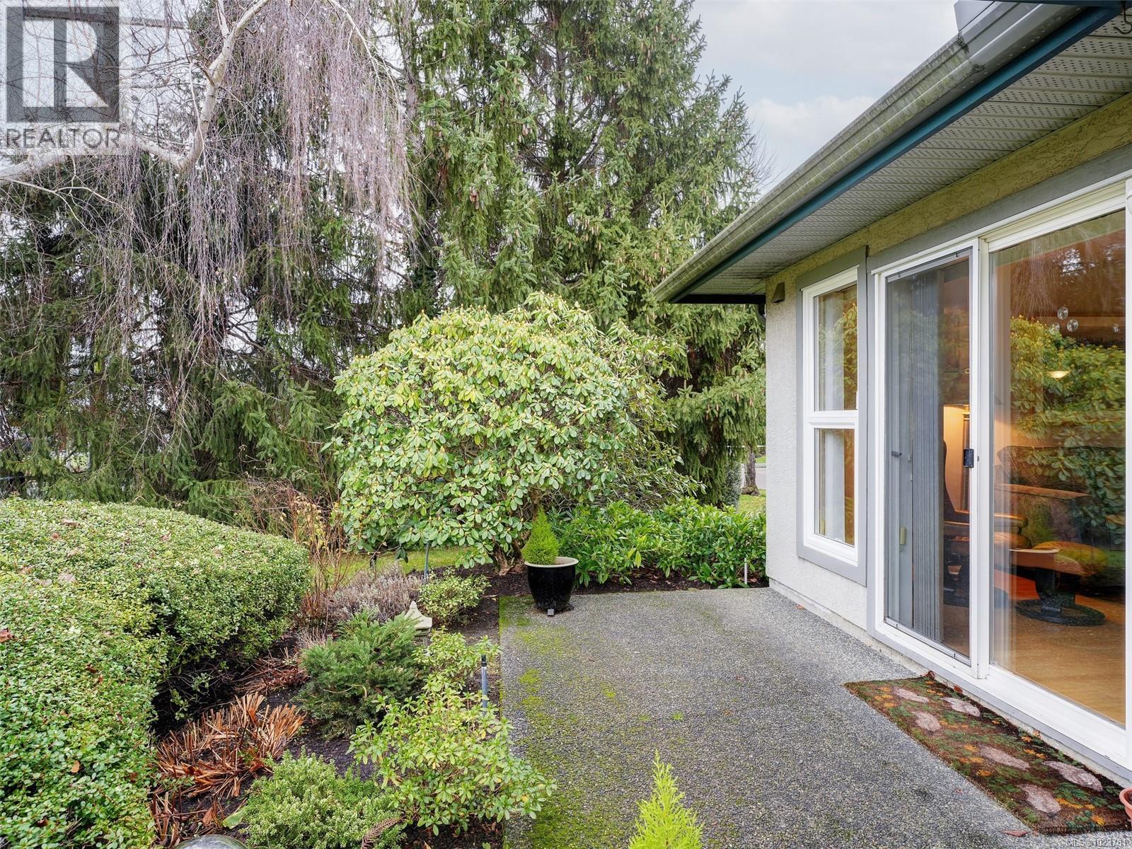 2 1473 Garnet Road, Saanich