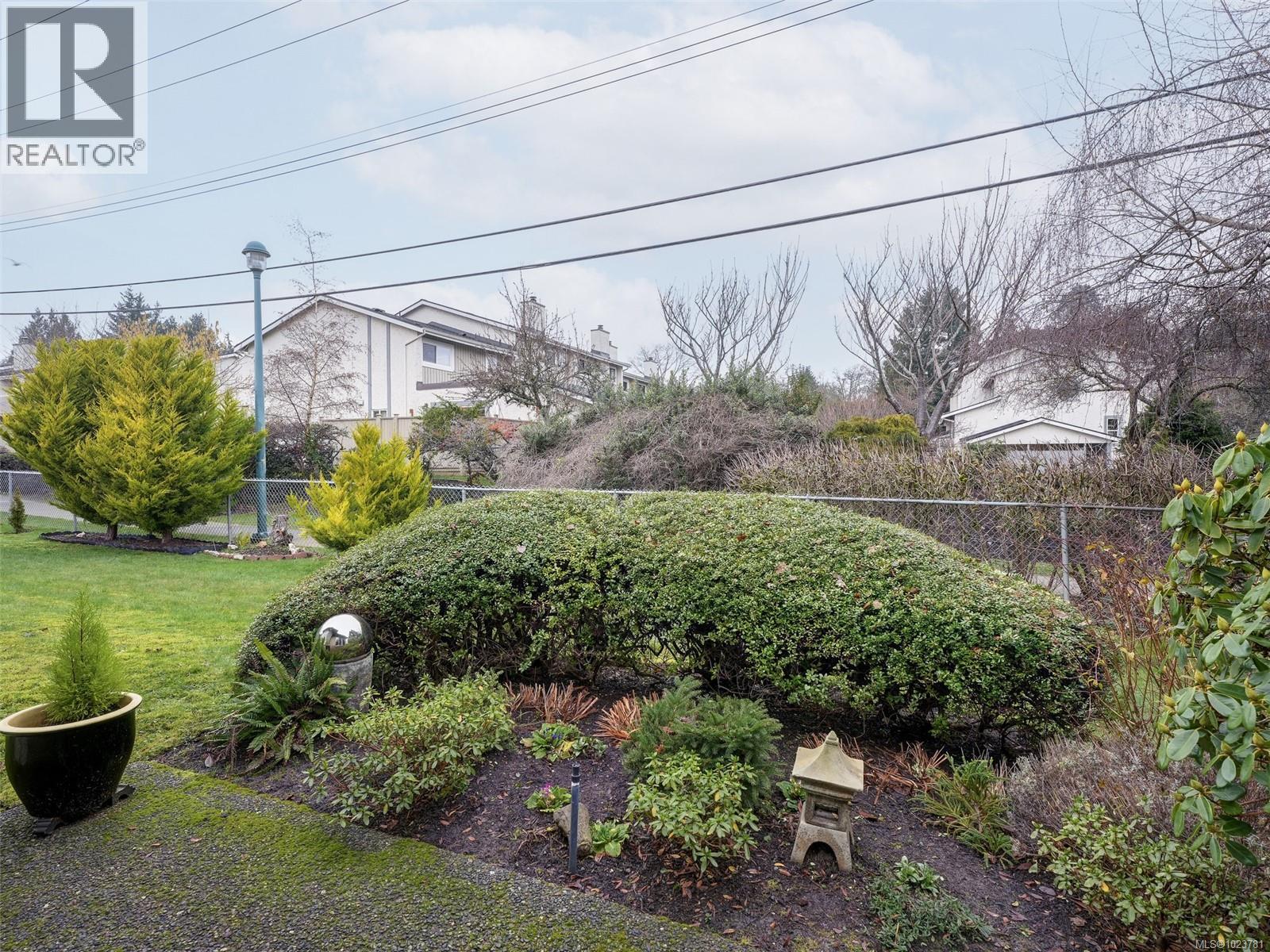 2 1473 Garnet Road, Saanich