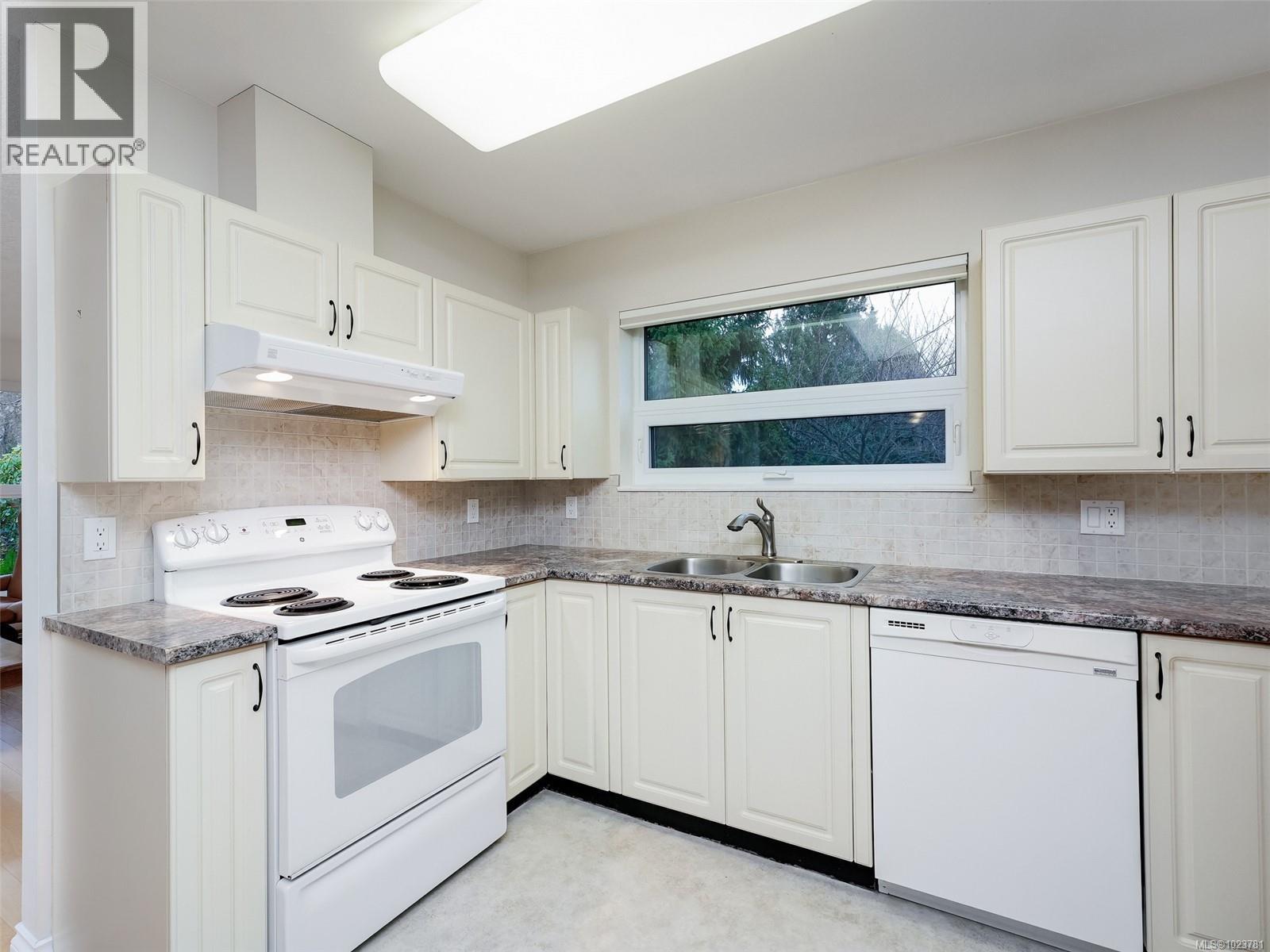 2 1473 Garnet Road, Saanich