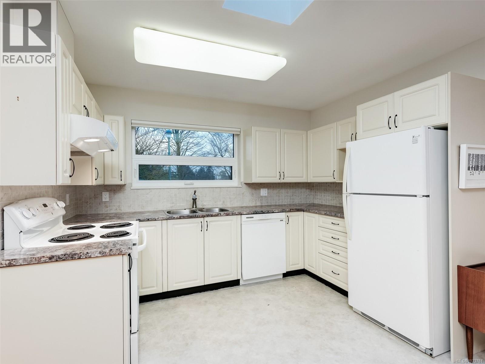 2 1473 Garnet Road, Saanich