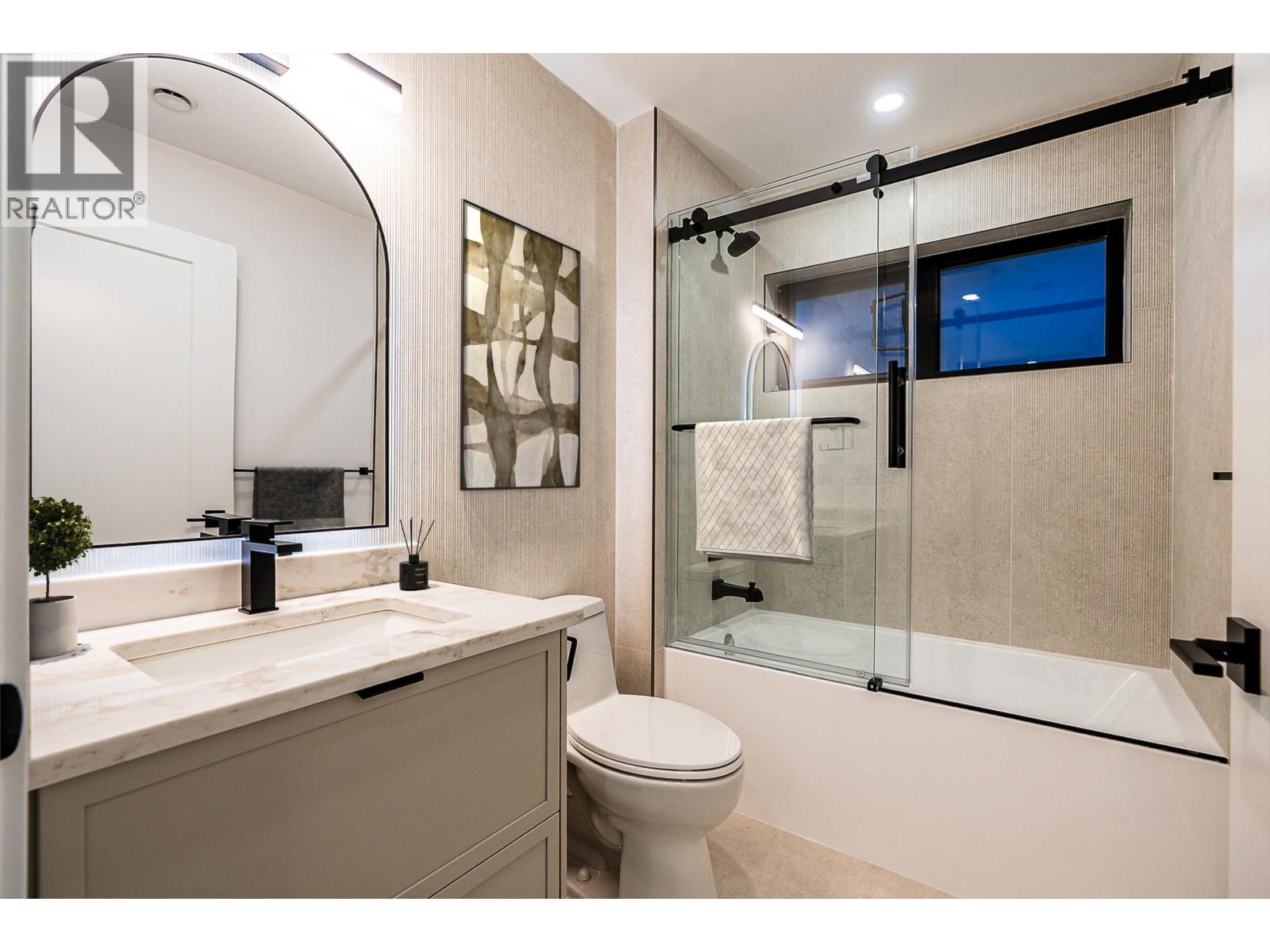 1 2282 E 8TH AVENUE, Vancouver