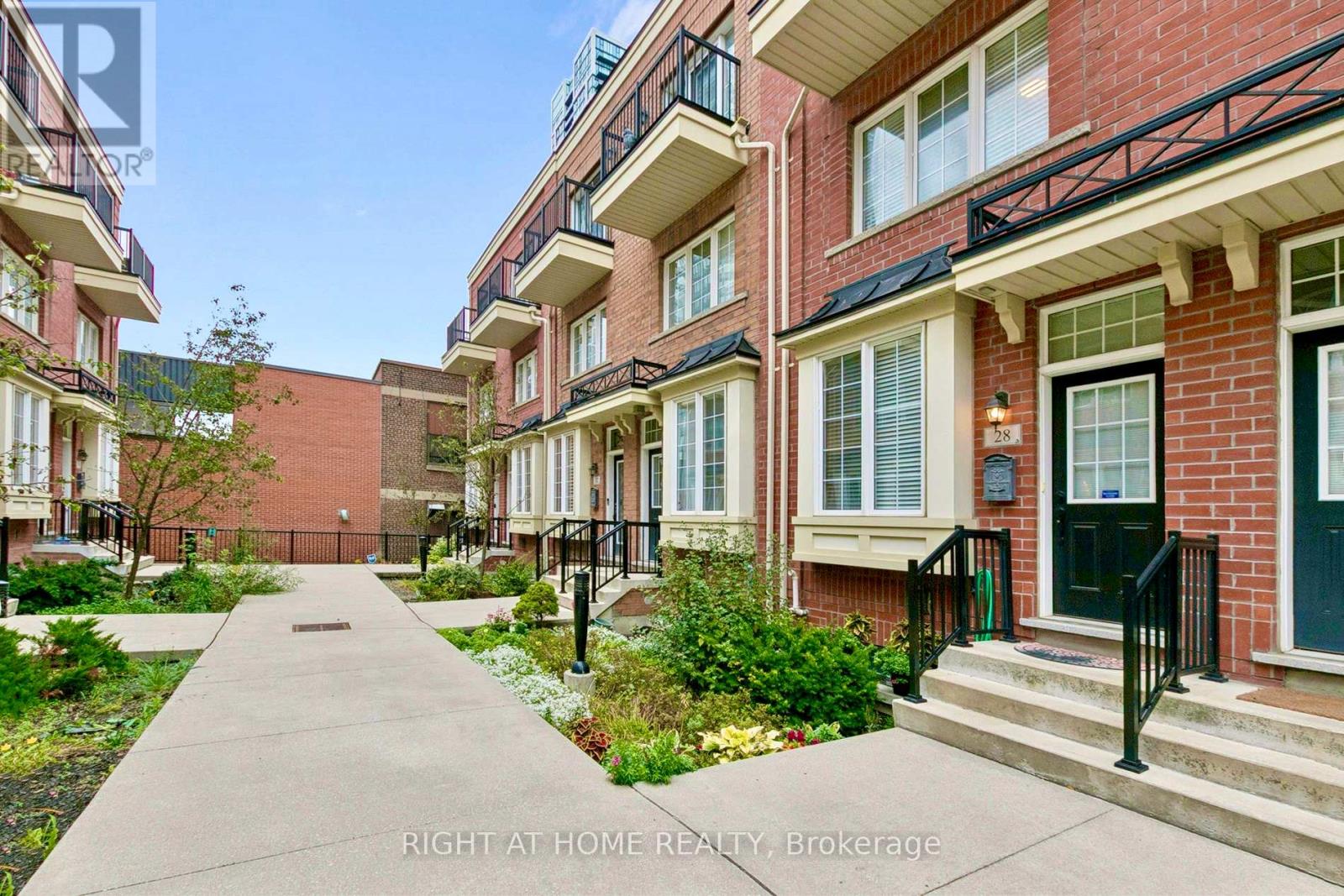 28 RAFFEIX LANE - Photo 2 of 40, Toronto (Moss Park), Ontario