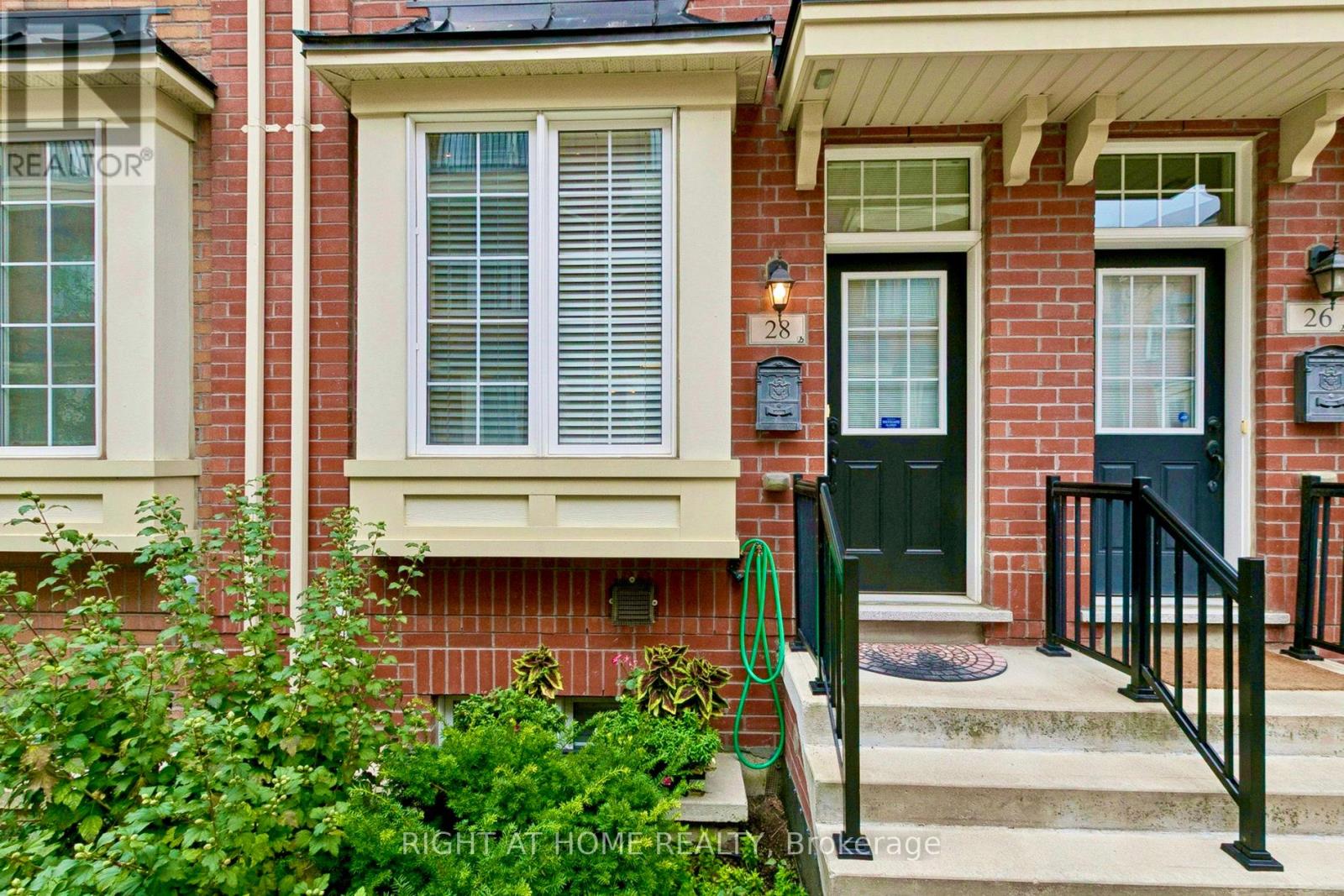 28 RAFFEIX LANE - Photo 3 of 40, Toronto (Moss Park), Ontario