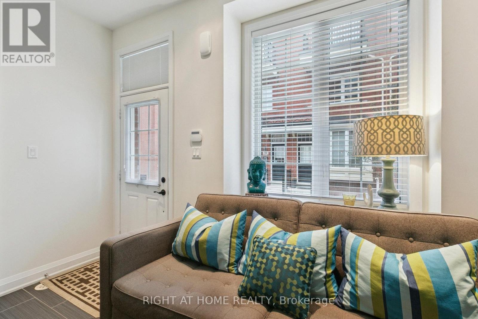 28 RAFFEIX LANE - Photo 4 of 40, Toronto (Moss Park), Ontario