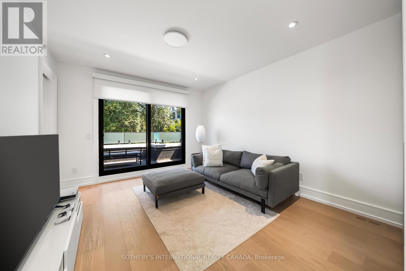 734 AVENUE ROAD - 32