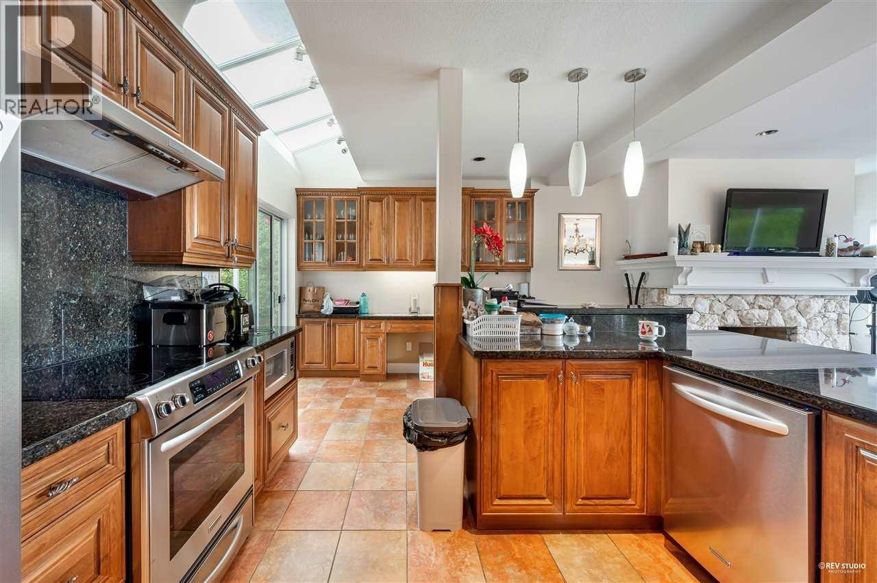 2585 WESTHILL WAY, West Vancouver