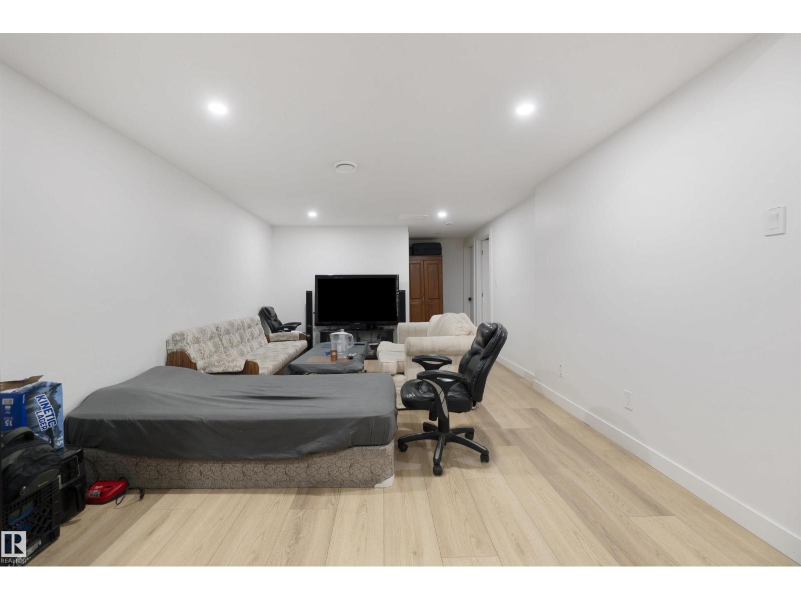 3904 Ginsburg CR NW, Edmonton