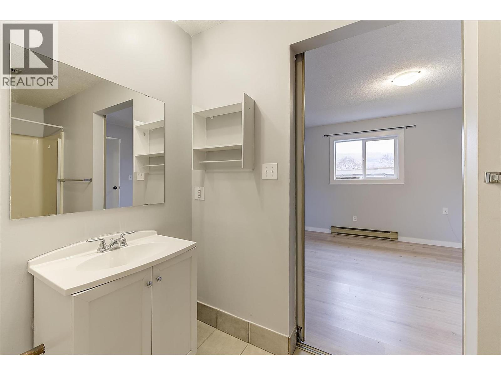 209 240 McIntosh Road, Kelowna