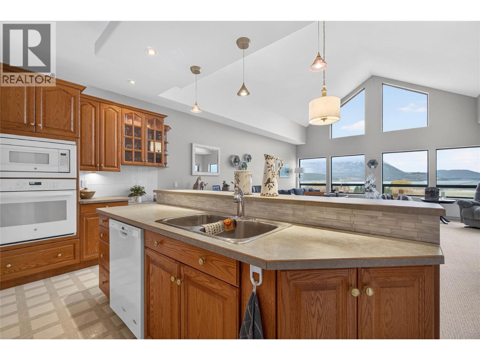 571 6 Street NE Unit# 302, Salmon Arm