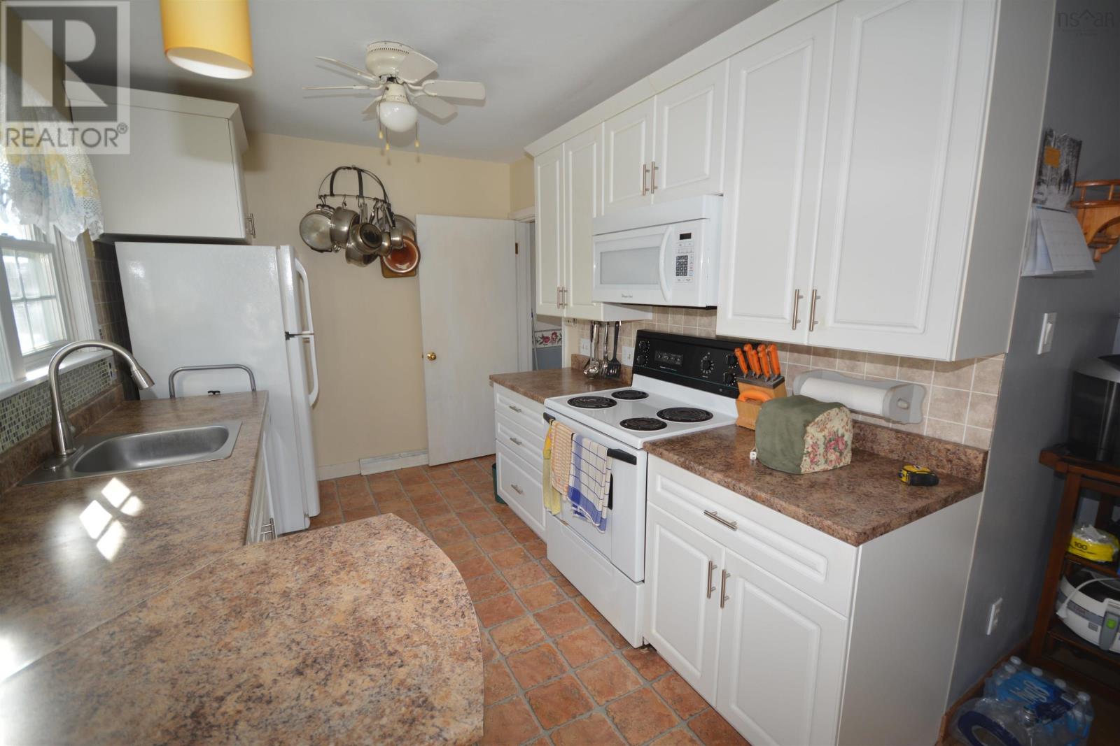 15 Iris Avenue - Photo 3 of 24, Herring Cove, Nova Scotia