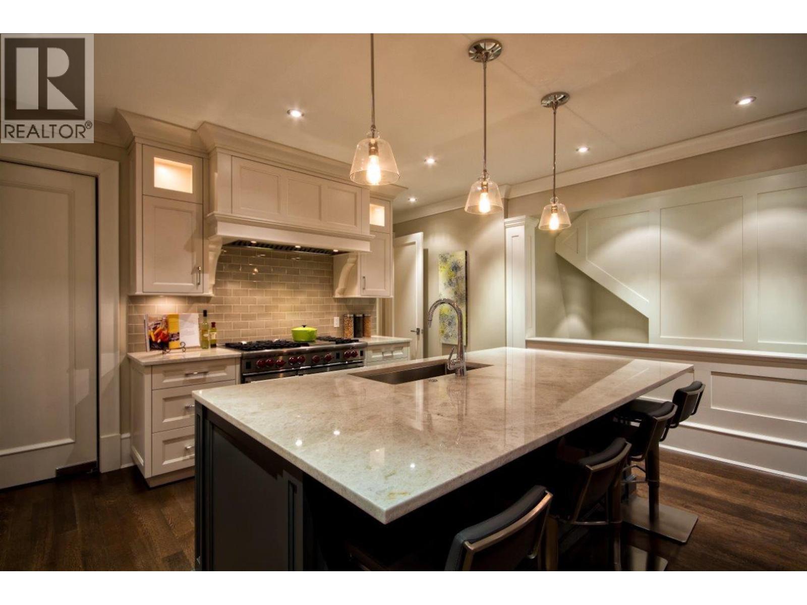 2920 MATHERS AVENUE, West Vancouver