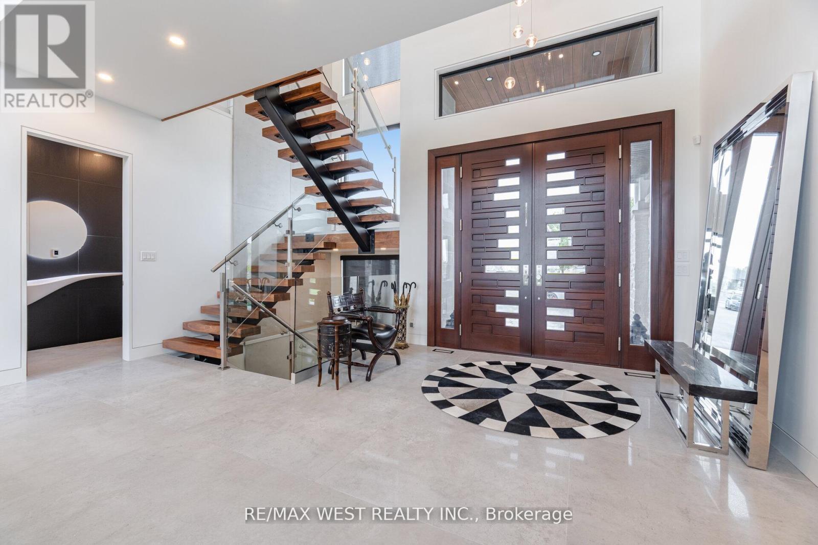 83 NAVIGATION DRIVE - 3