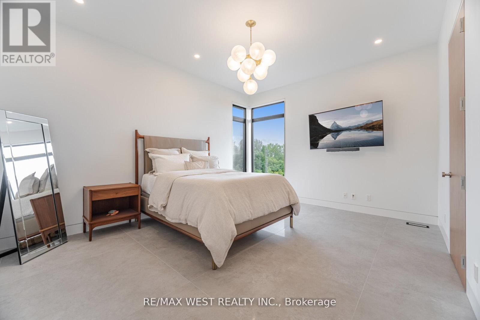 83 NAVIGATION DRIVE - 32