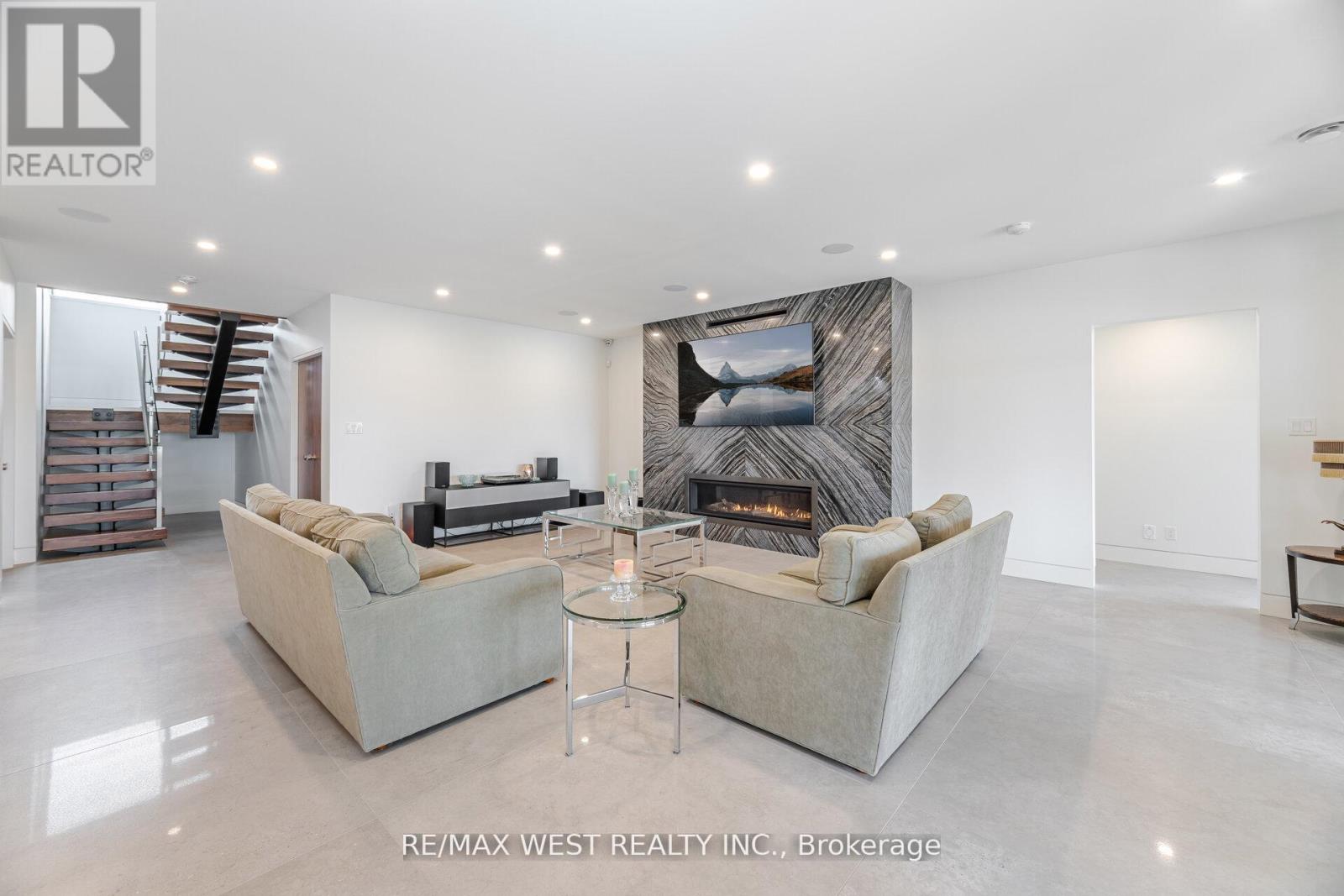 83 NAVIGATION DRIVE - 35