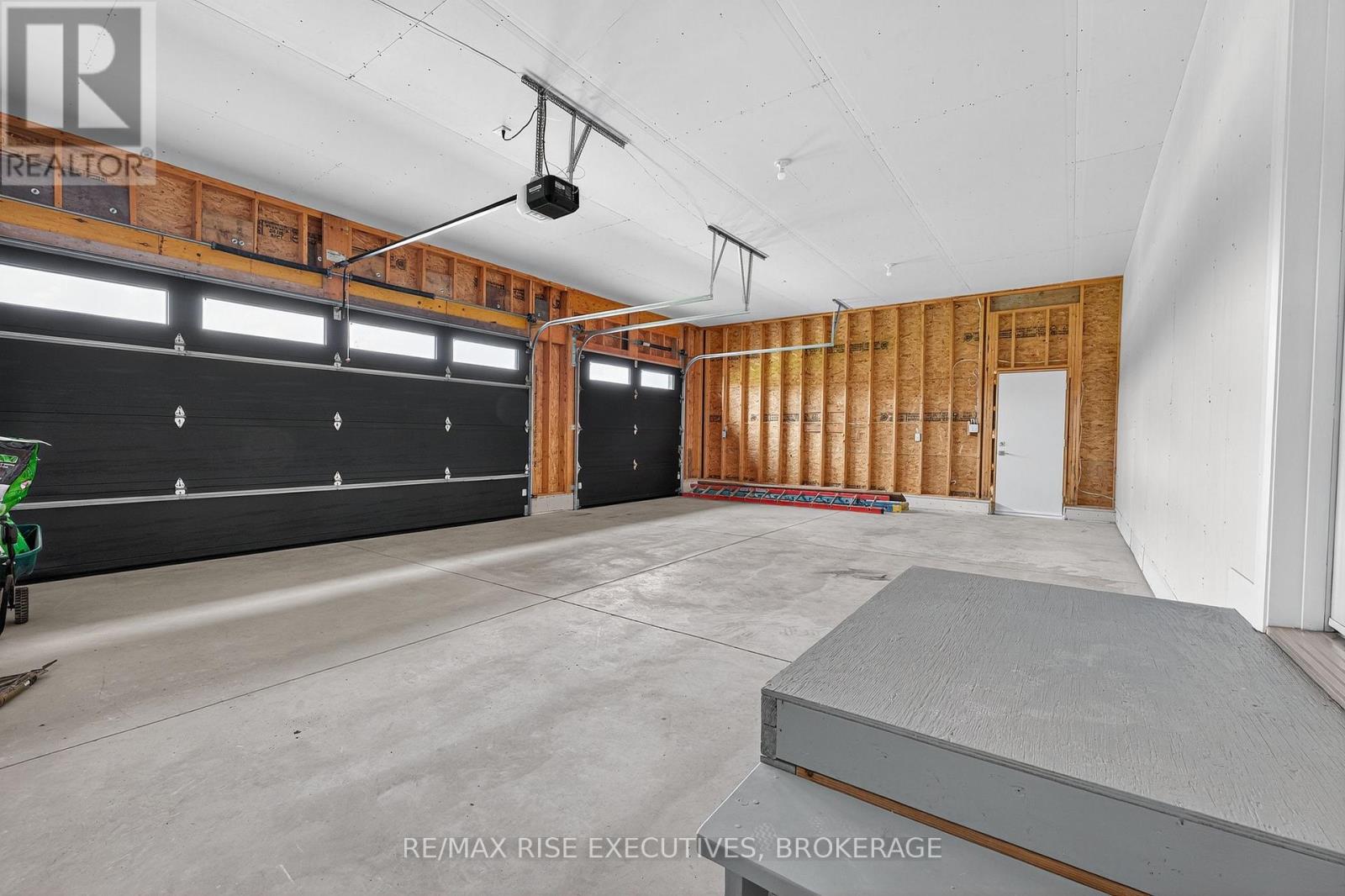 158 SUMMERSIDE DRIVE - 38
