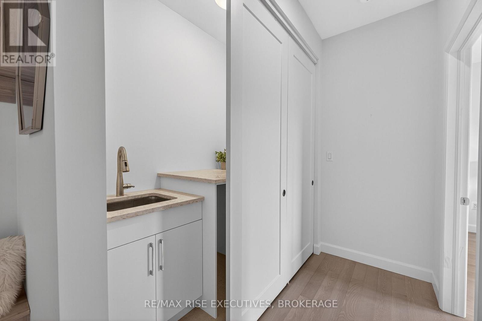 158 SUMMERSIDE DRIVE - 39