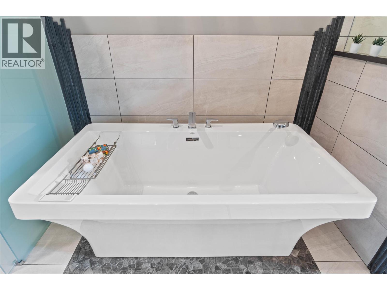 1555 KICKING HORSE Way - 16