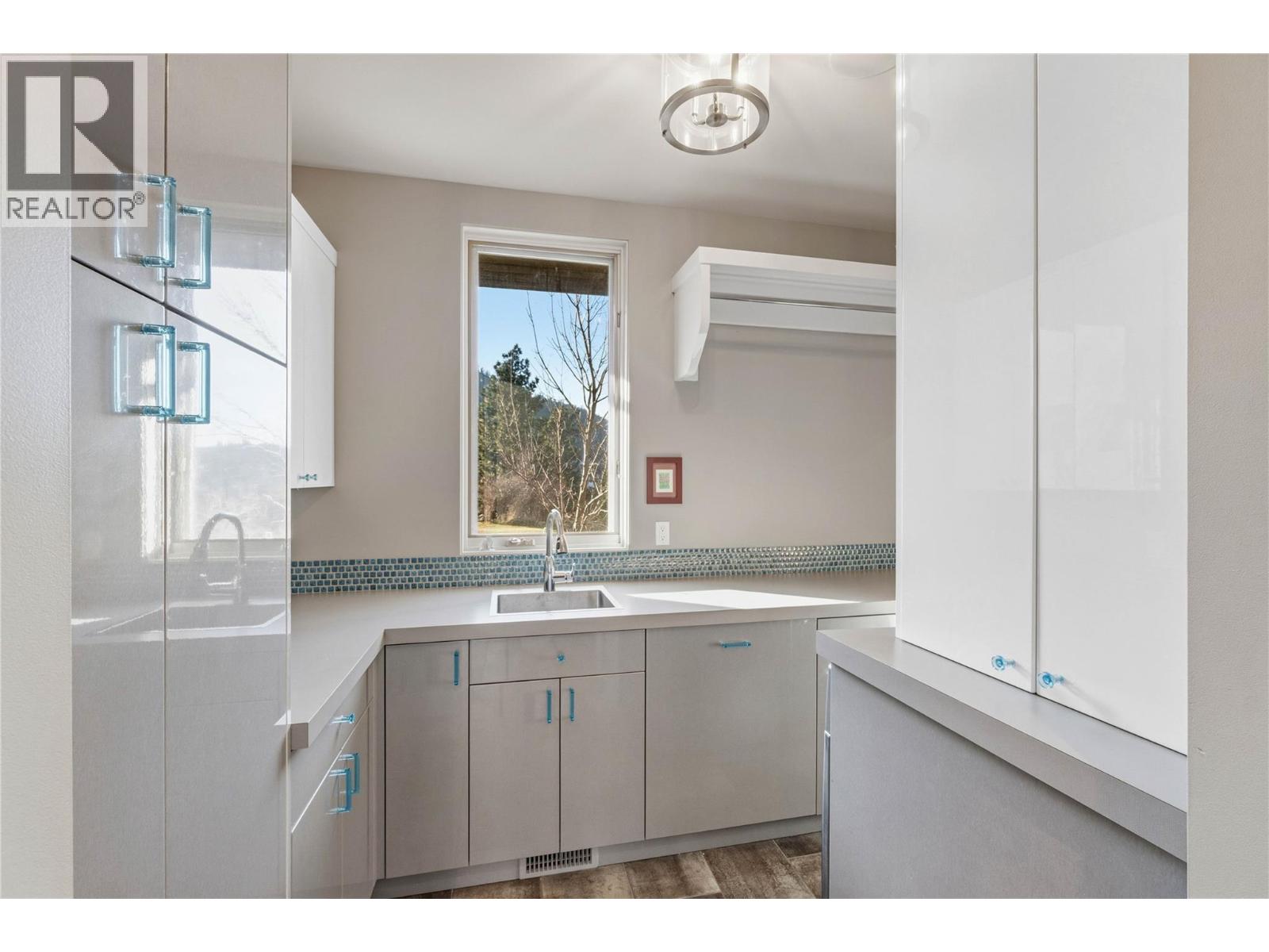 1555 KICKING HORSE Way - 31