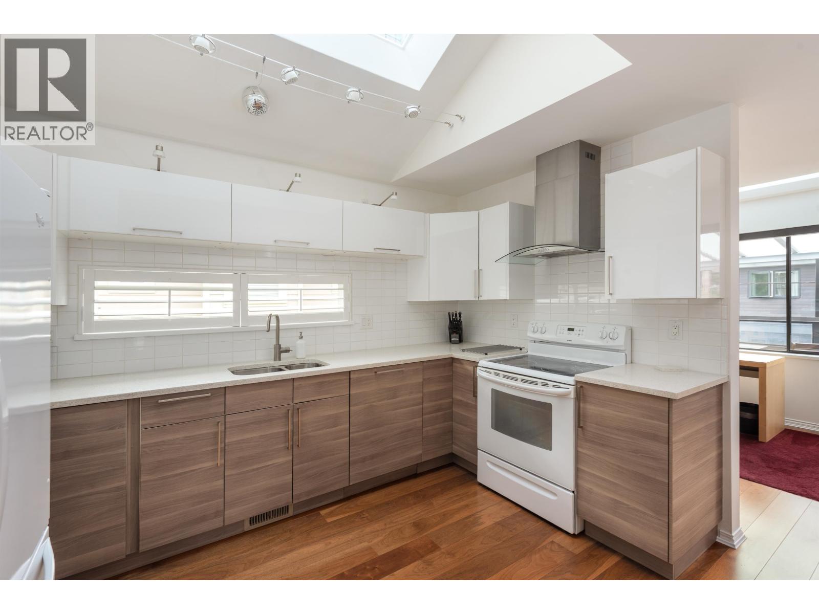 1915 CHESTERFIELD AVENUE, North Vancouver