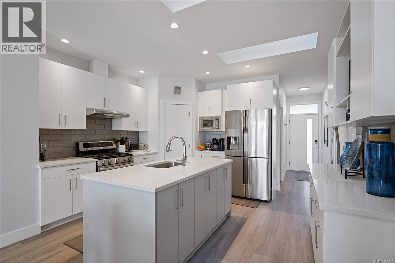 2407 Mountain Heights Dr, Sooke