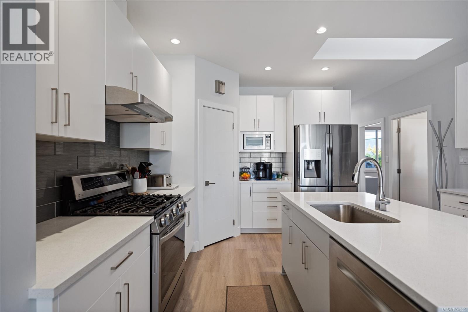 2407 Mountain Heights Dr, Sooke