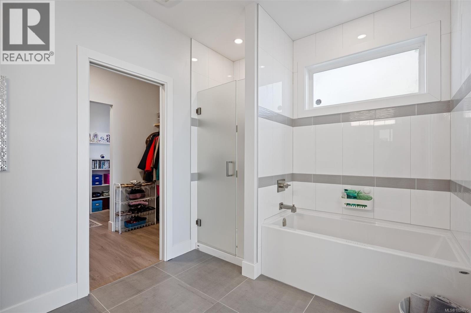 2407 Mountain Heights Dr, Sooke