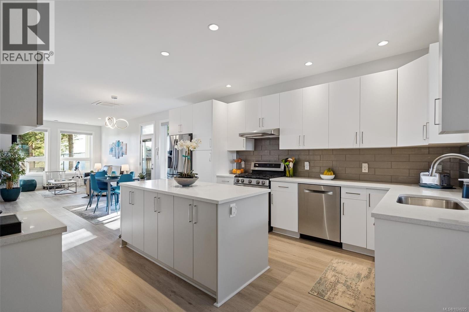 2407 Mountain Heights Dr, Sooke