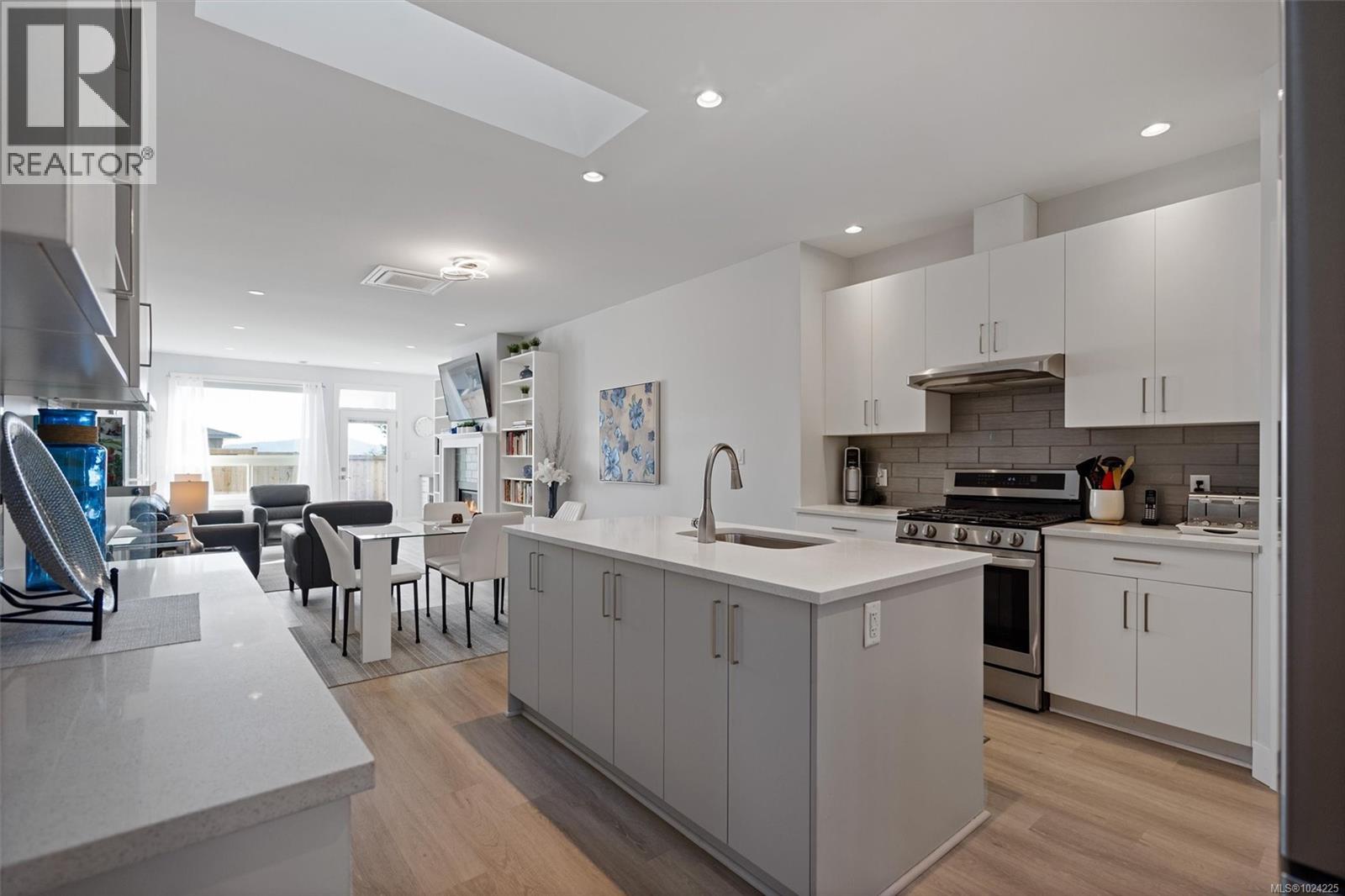 2407 Mountain Heights Dr, Sooke