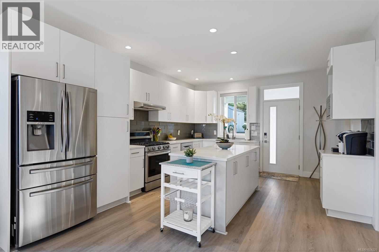 2407 Mountain Heights Dr, Sooke