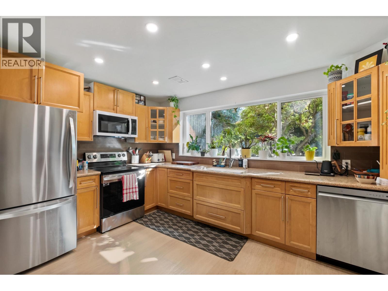 869 CLEMENTS AVENUE, North Vancouver