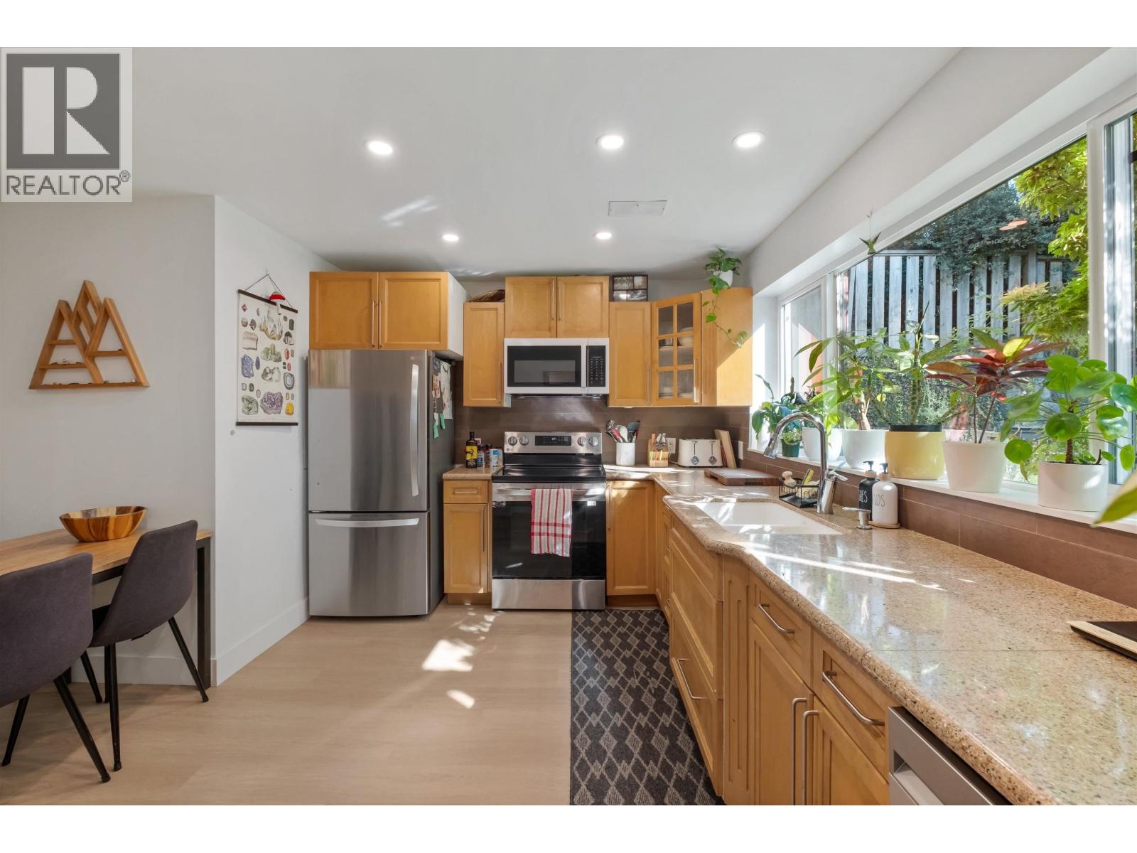 869 CLEMENTS AVENUE, North Vancouver