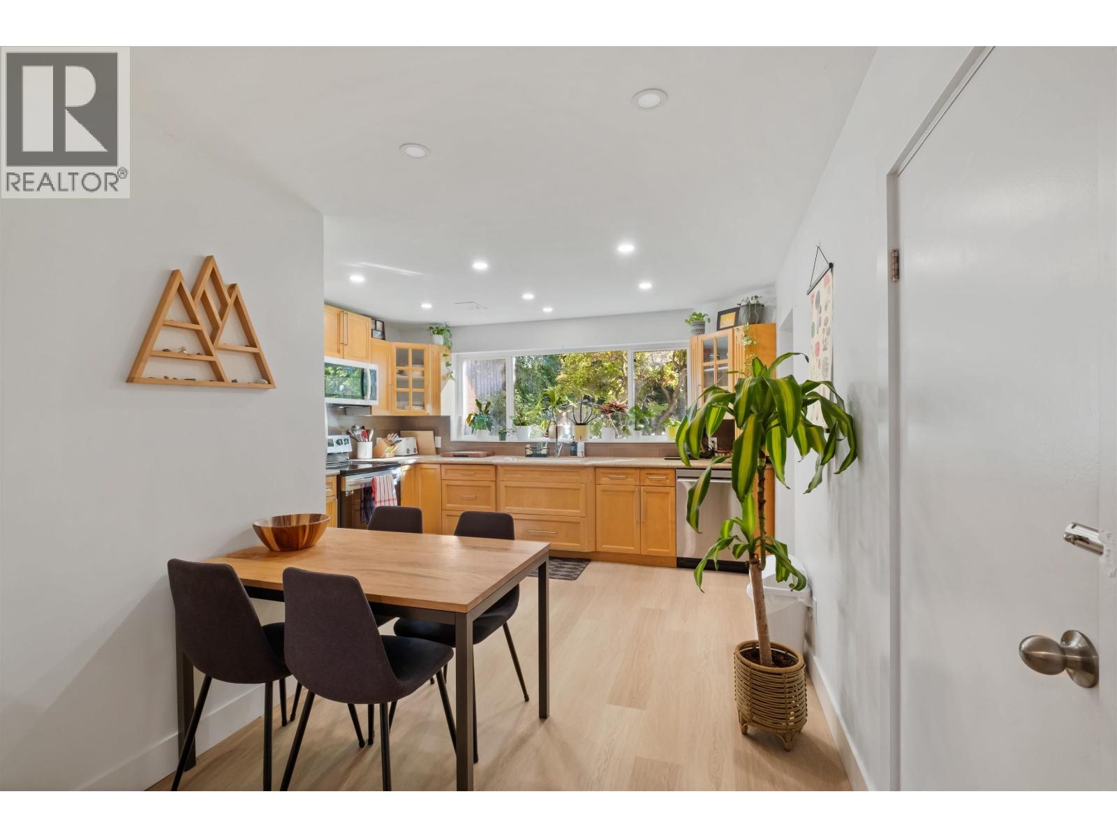 869 CLEMENTS AVENUE, North Vancouver