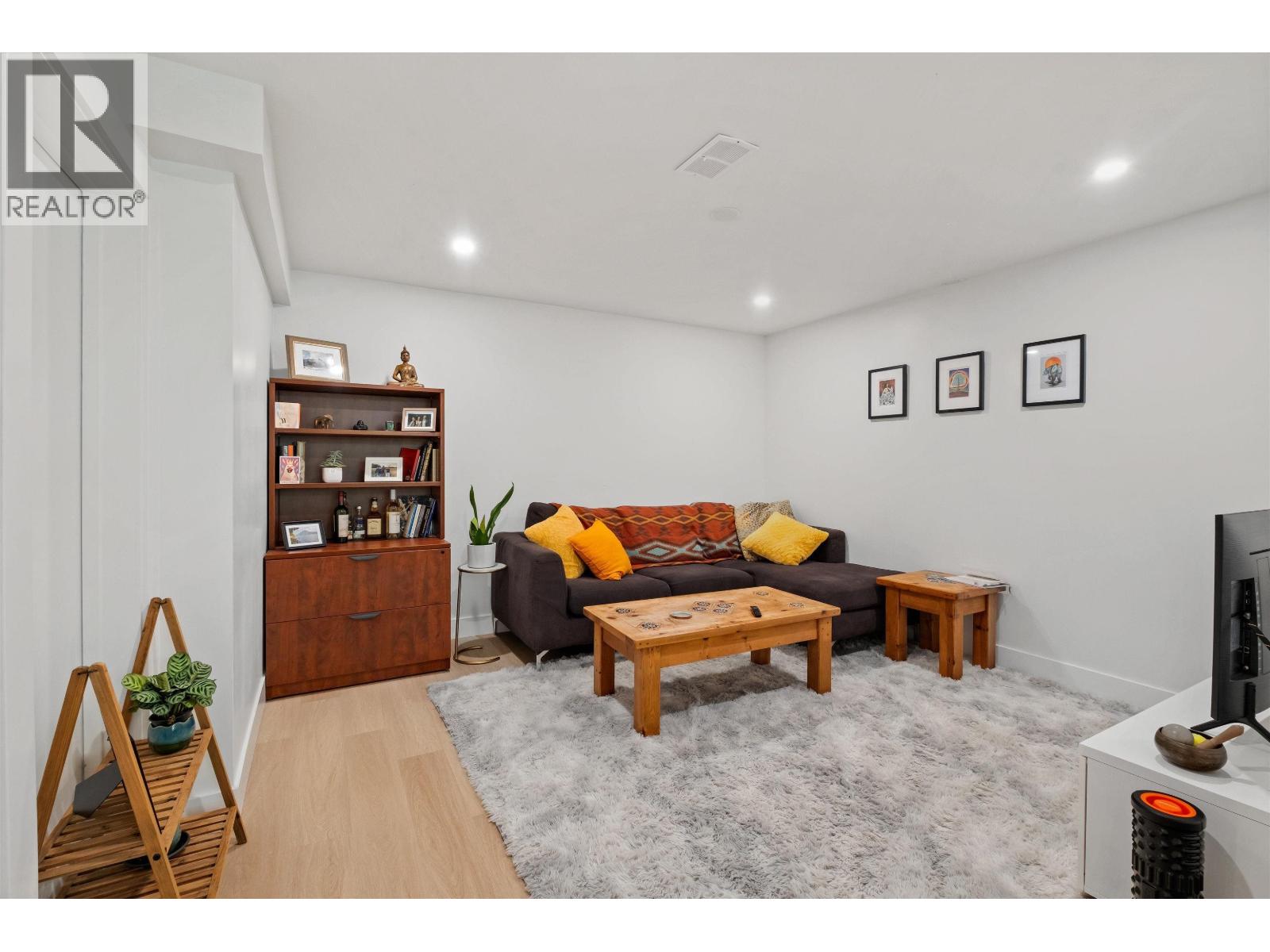 869 CLEMENTS AVENUE, North Vancouver