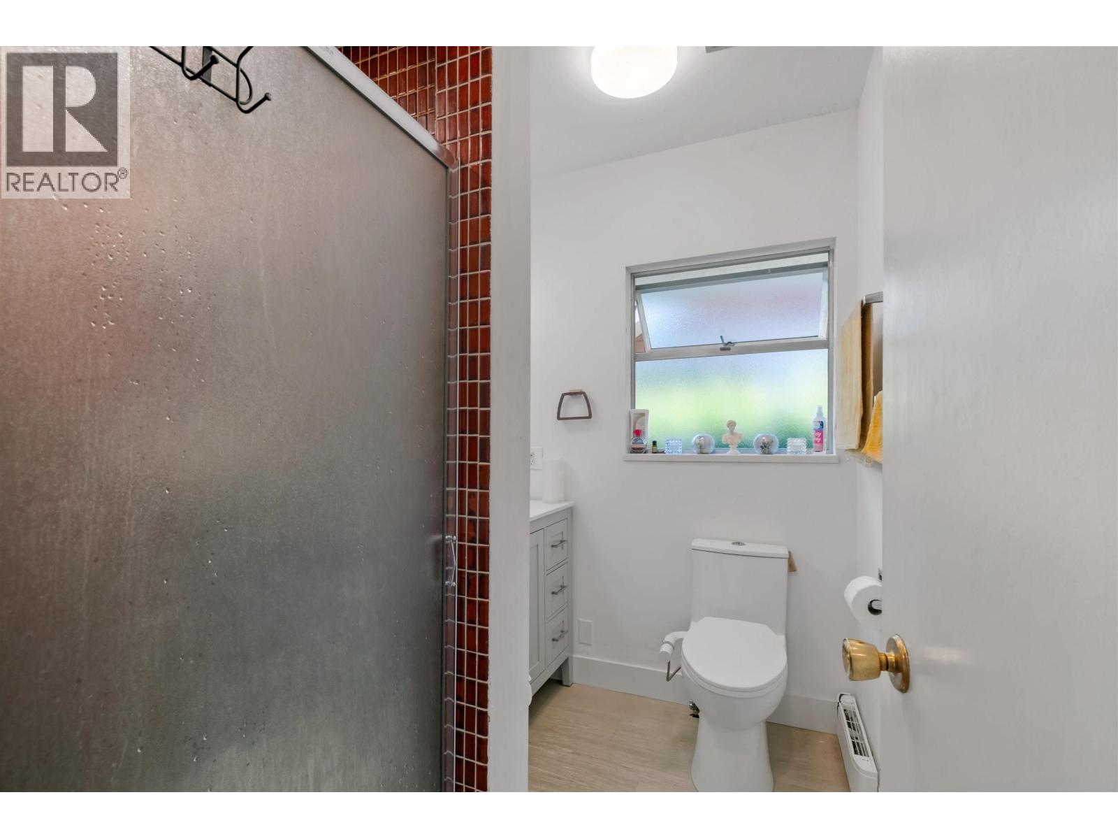 869 CLEMENTS AVENUE, North Vancouver