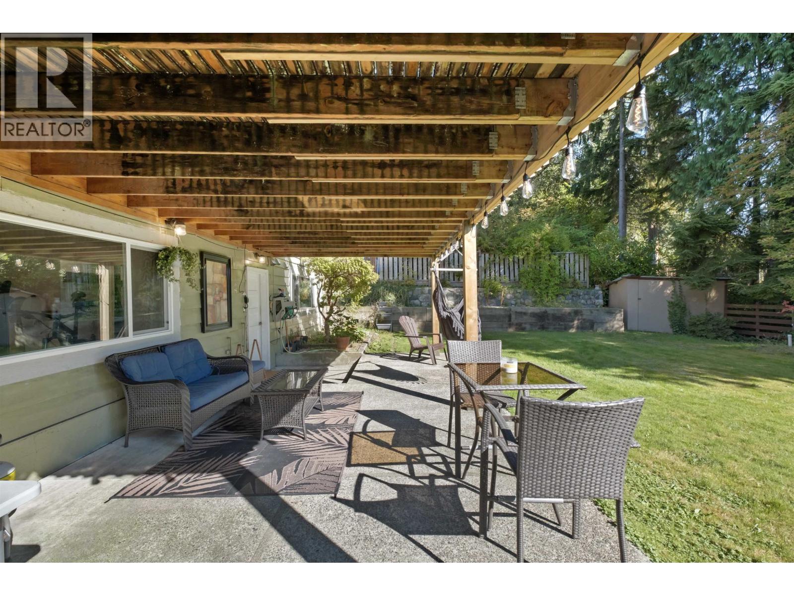 869 CLEMENTS AVENUE, North Vancouver