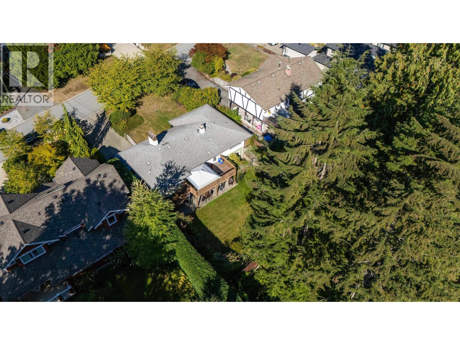 869 CLEMENTS AVENUE, North Vancouver