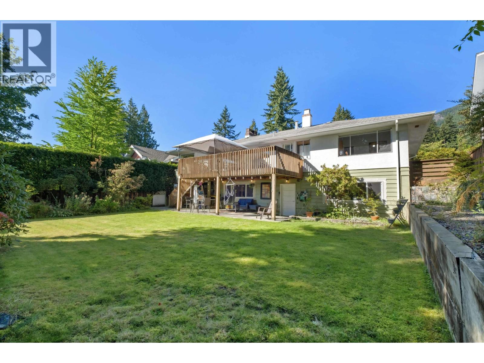 869 CLEMENTS AVENUE, North Vancouver