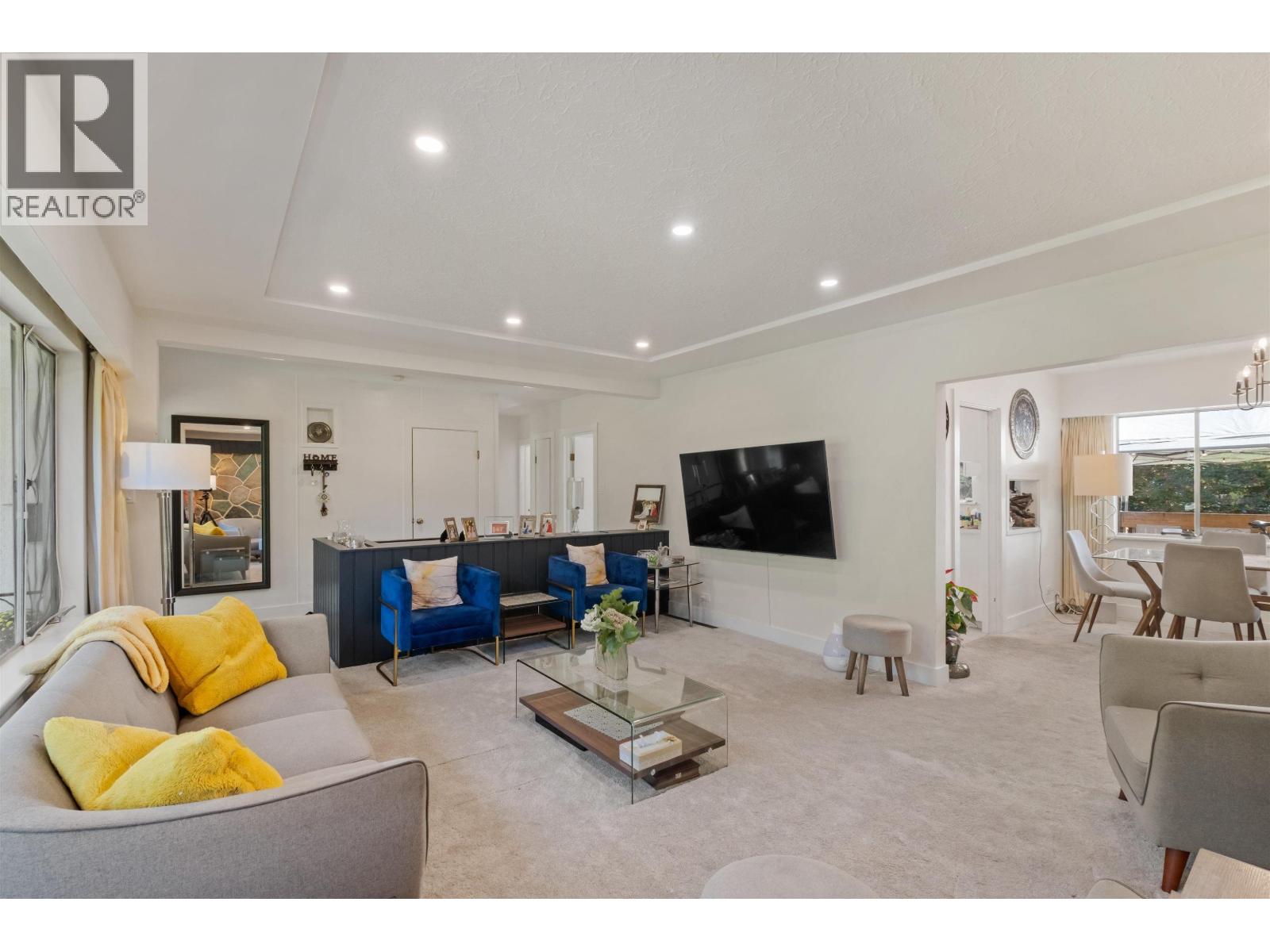 869 CLEMENTS AVENUE, North Vancouver