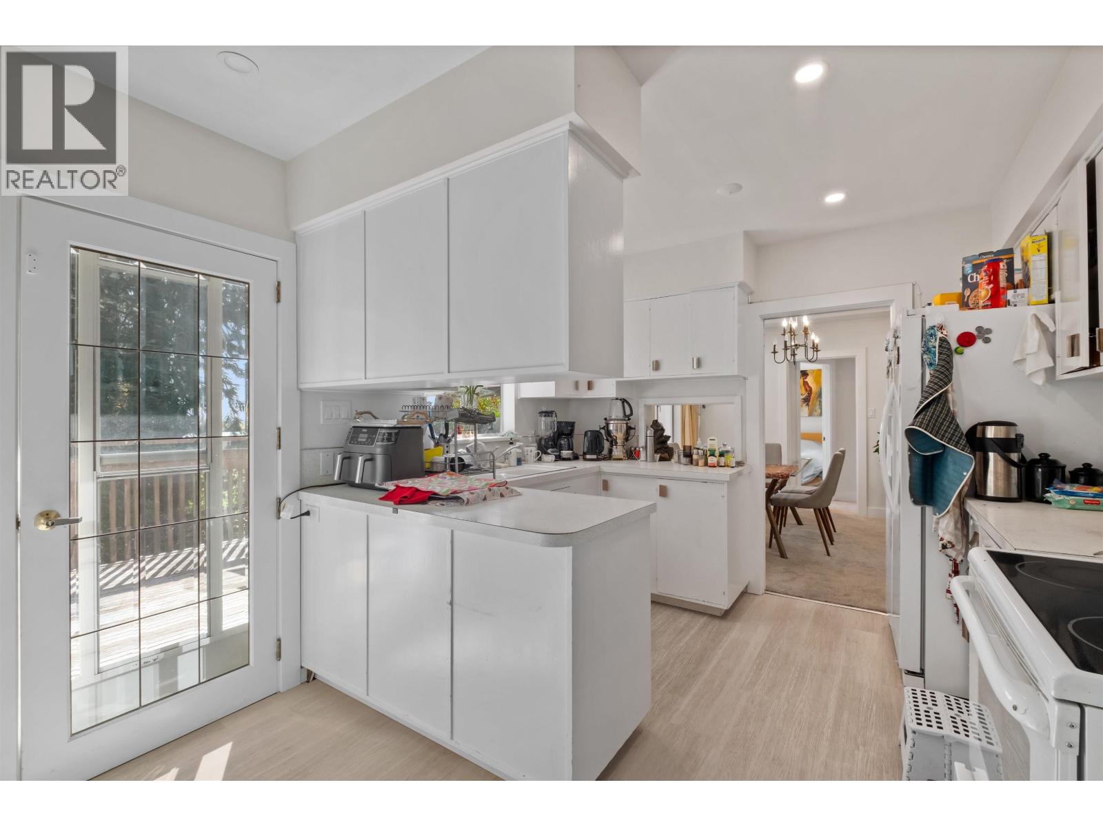 869 CLEMENTS AVENUE, North Vancouver