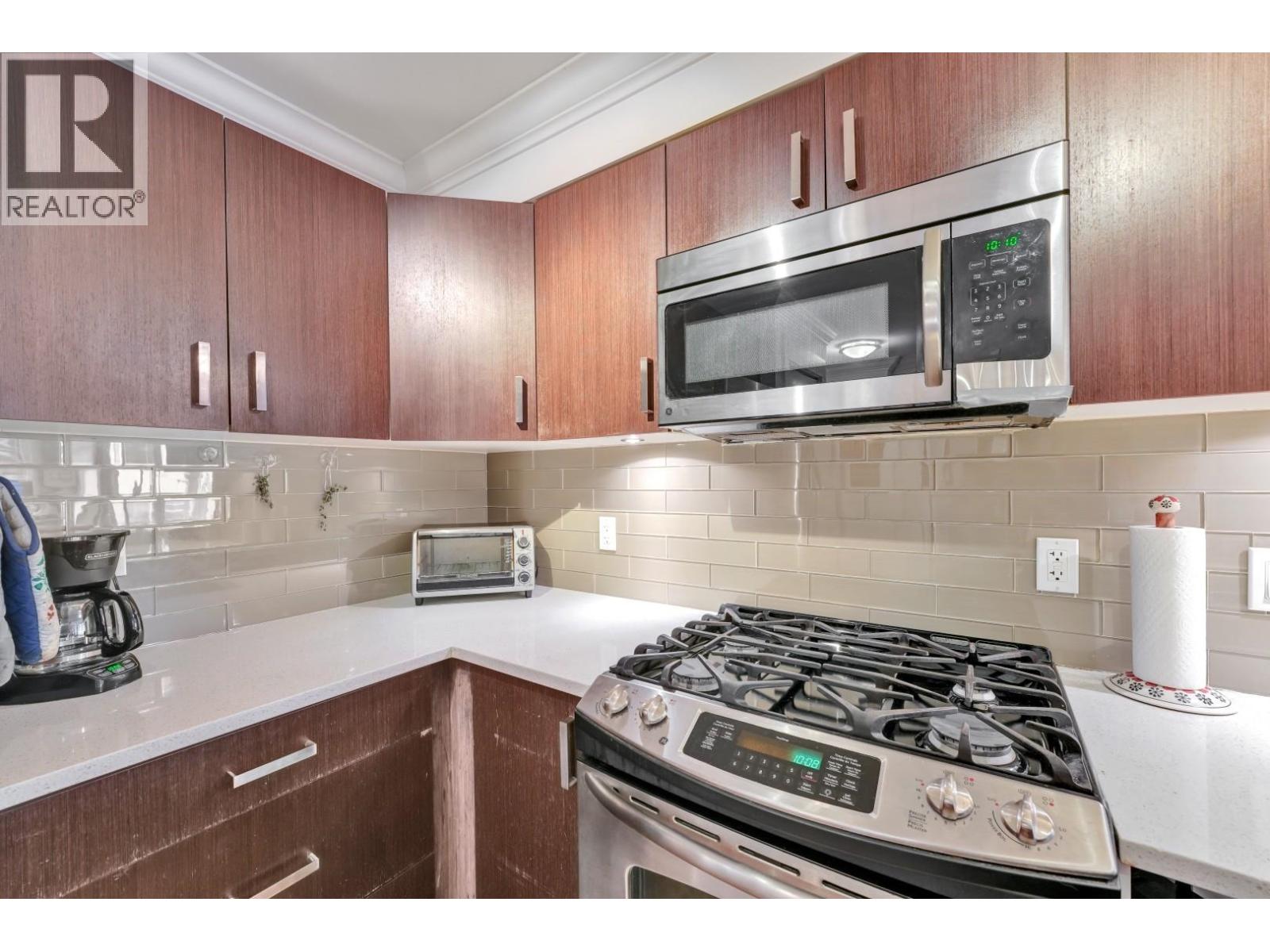 857 W 15TH STREET — photo 8