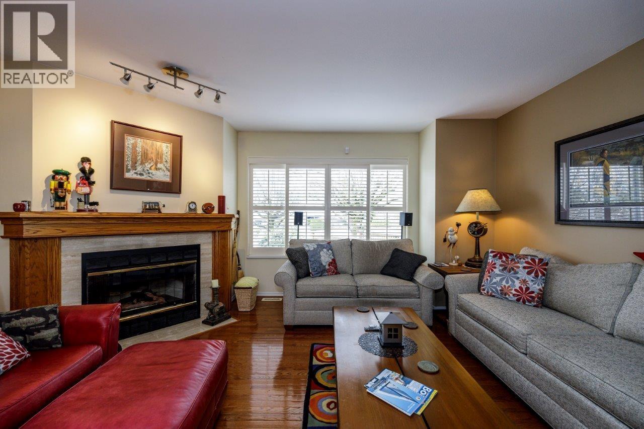 2 261 W 16TH STREET, North Vancouver