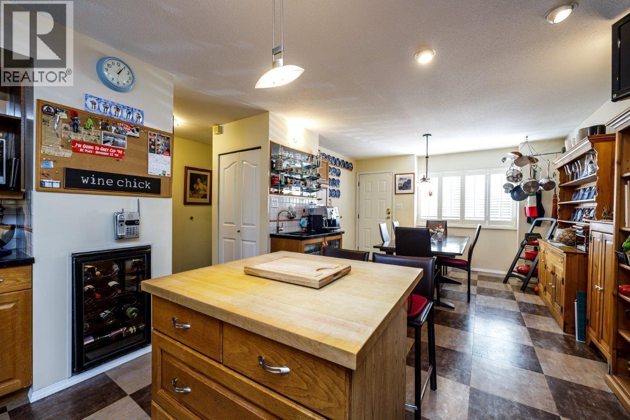 2 261 W 16TH STREET, North Vancouver